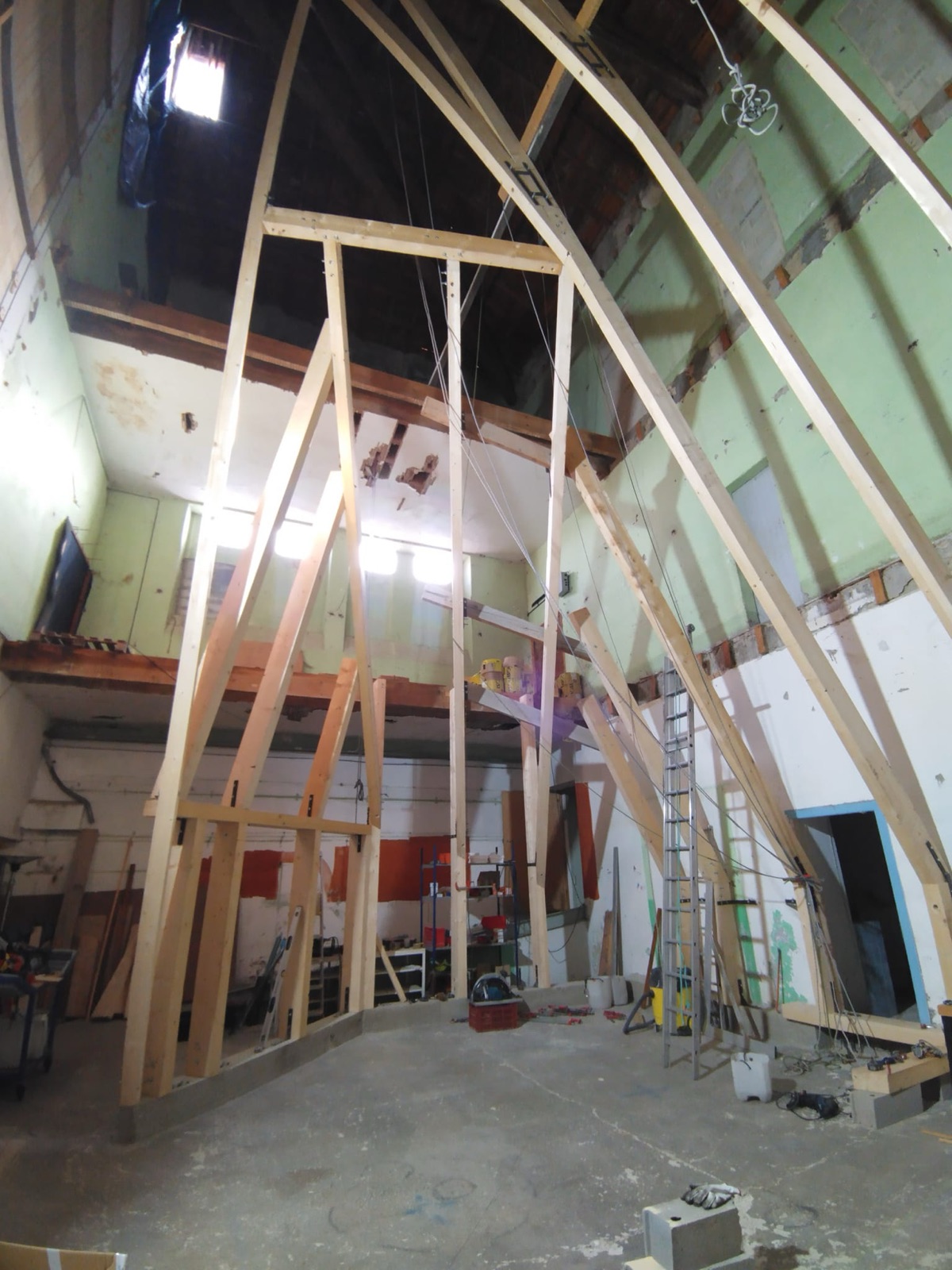 Charpente bois en cours de construction à l'intérieur de l'ancienne magnanerie
