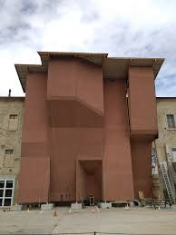 Le mur d'escalade extérieur d'Altigrimp tout juste construit, sans prises