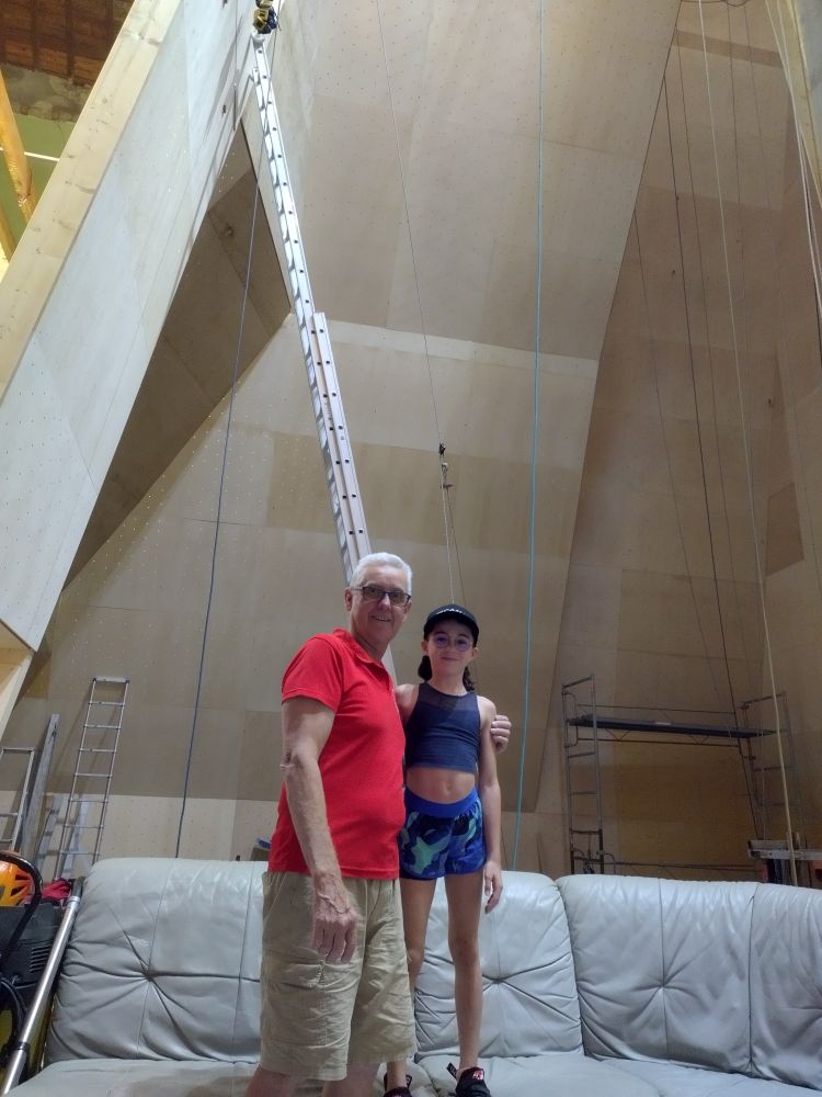 François Crespo et sa petite-fille devant le mur intérieur fini