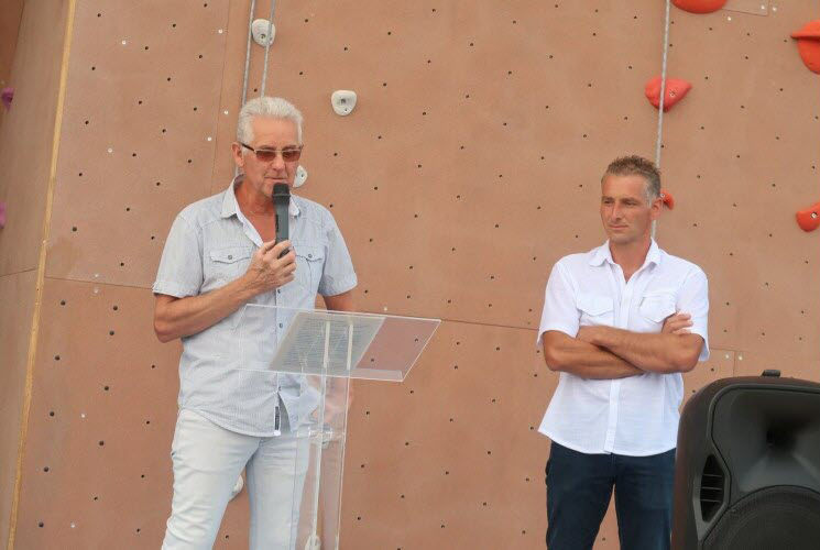 François et Benoît Crespo devant le mur d'escalade extérieur d'Altigrimp
